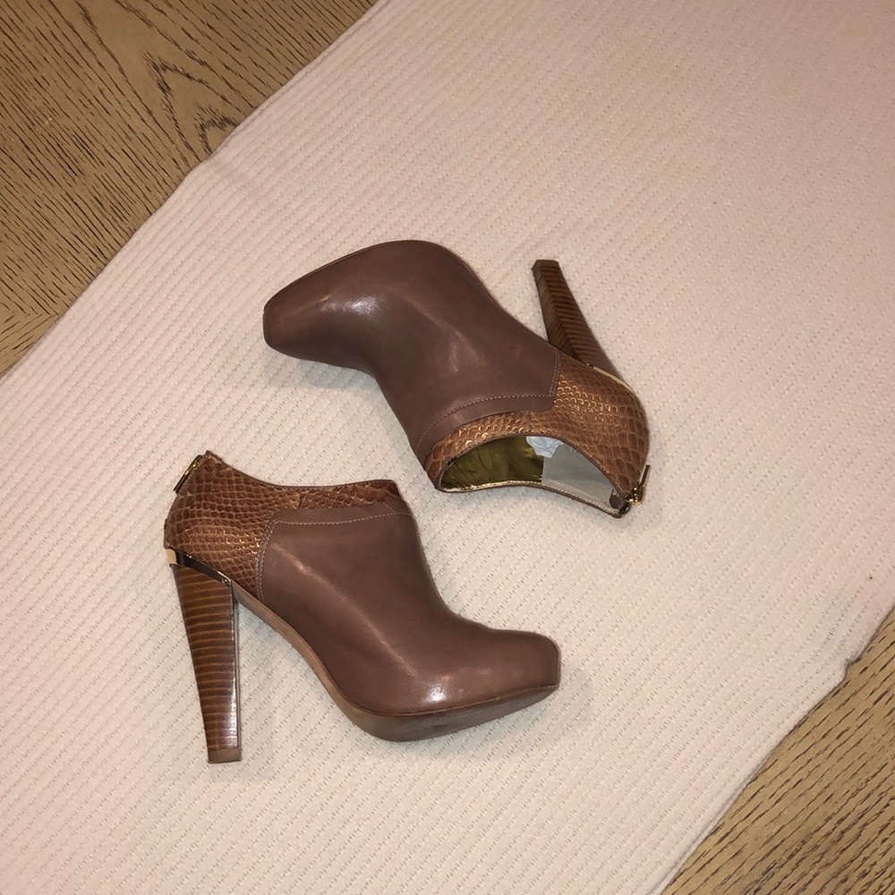 CHARLES DAVID Nude tan heel booties gold snake